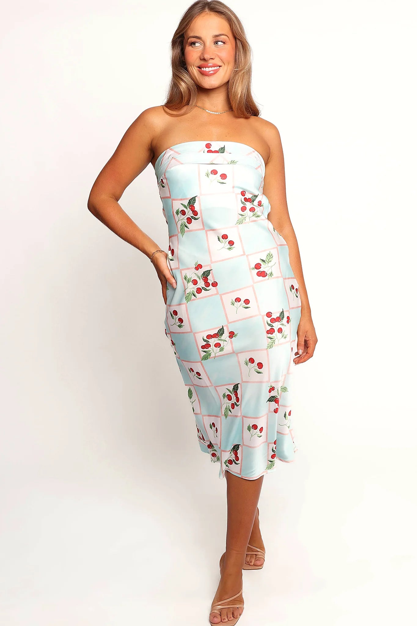 Straight neckline across the strapless bodice