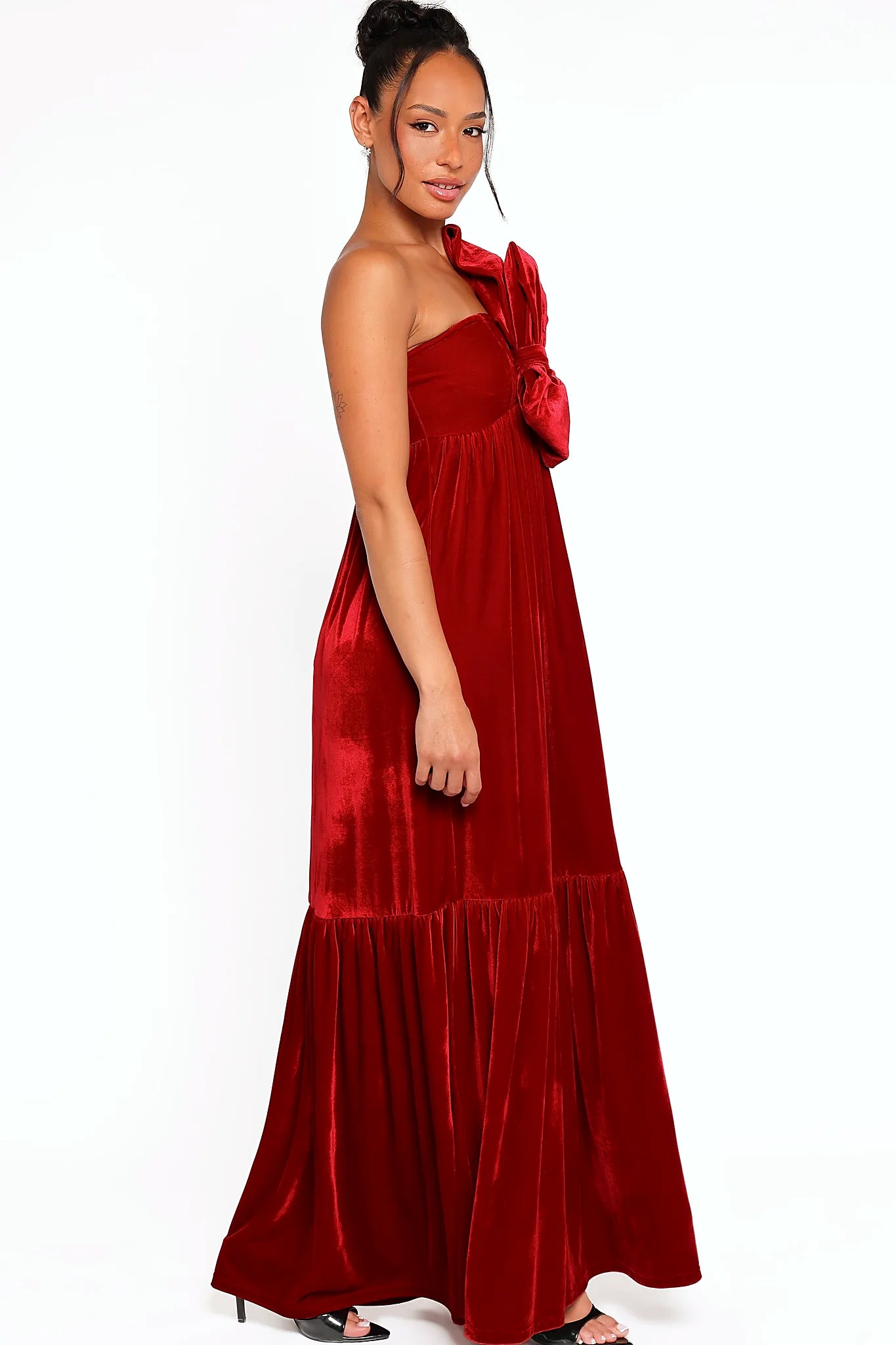 Functional side pocket in the tiered velvet skirt