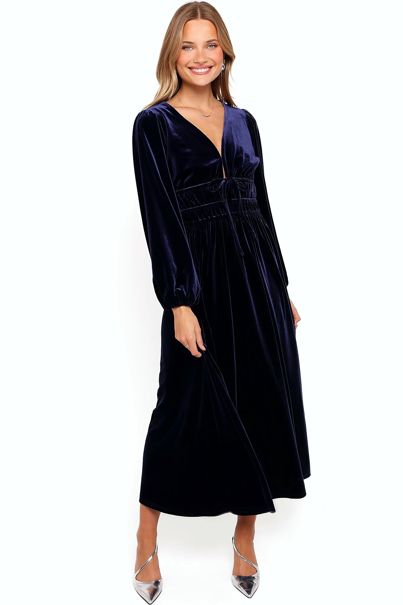 V neckline closed with a hook and eye