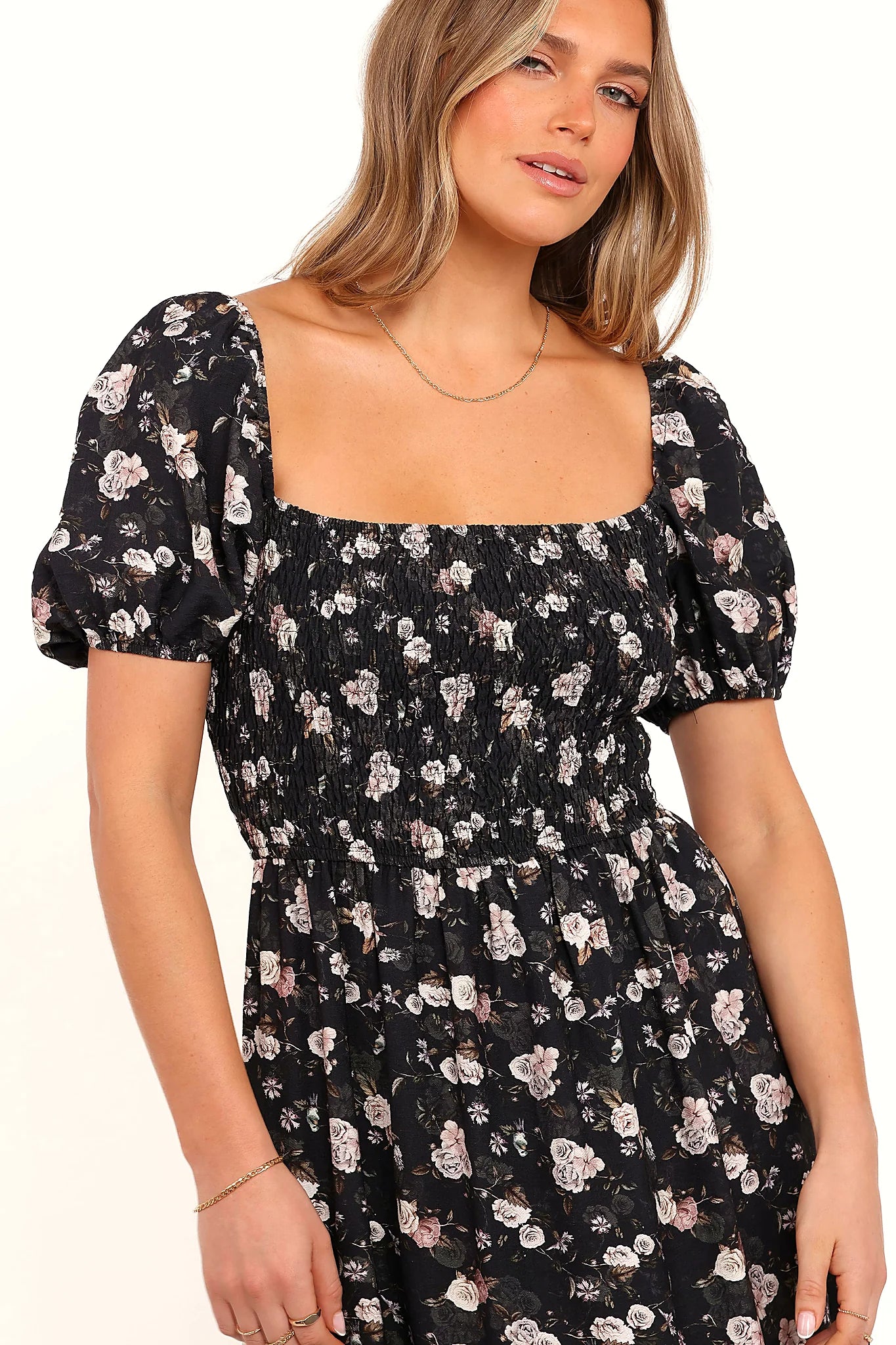 Short puff sleeve gathered into an elasticised cuff