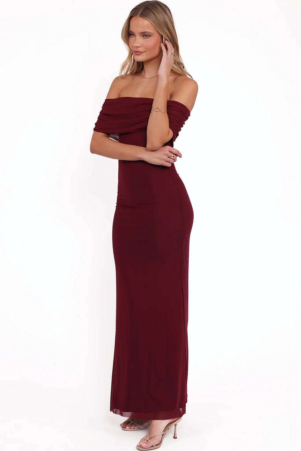 Short sleeves below the off-shoulder neckline
