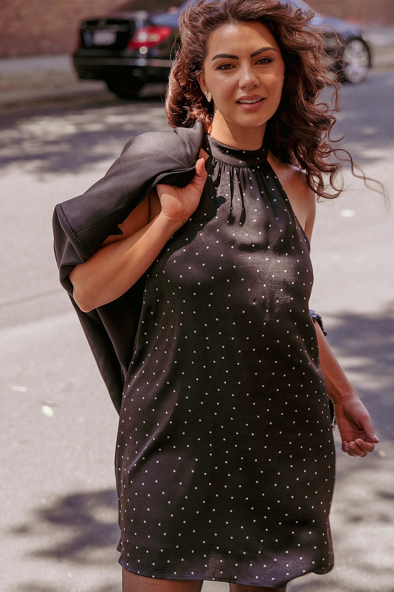 Halter neckline tied at the nape