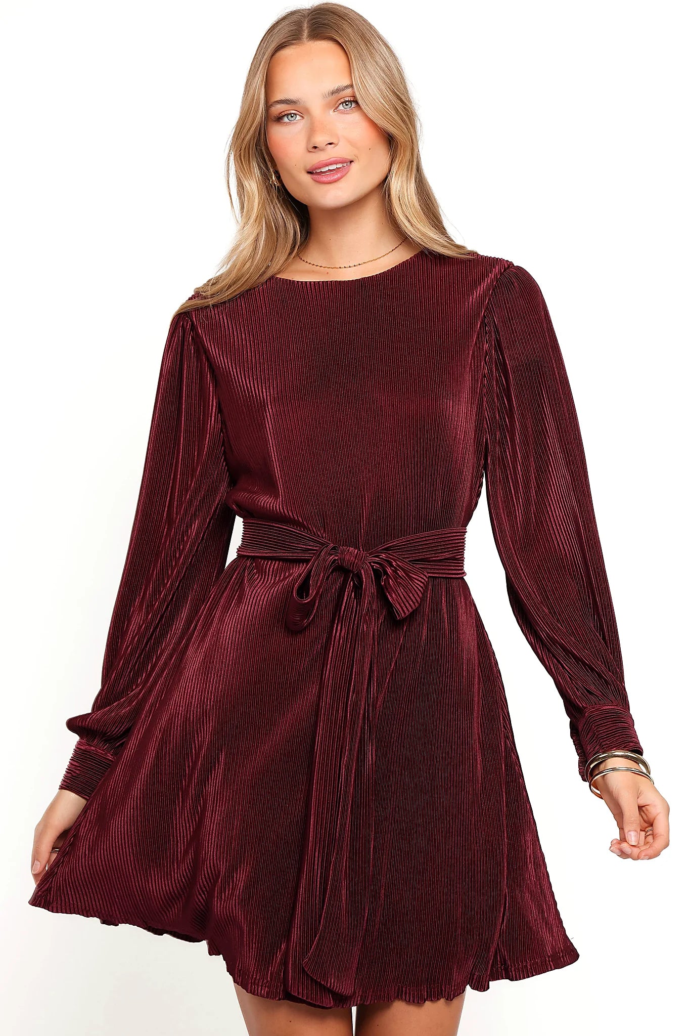 Round neckline on the burgundy plisse dress