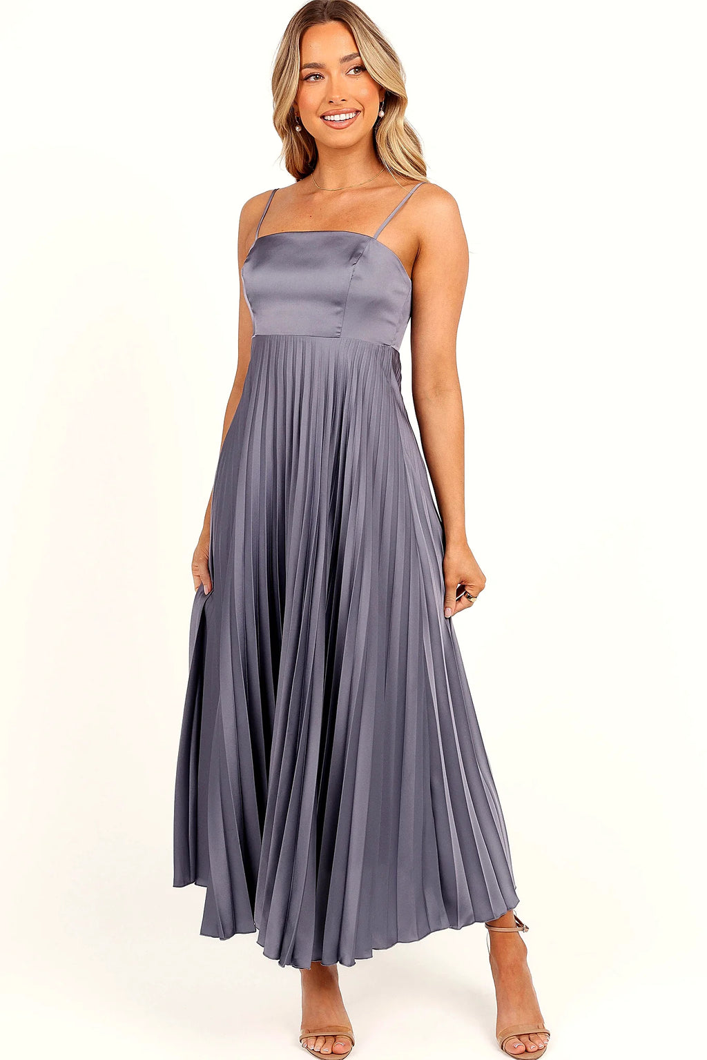Straight neckline and thin adjustable straps in steel gray