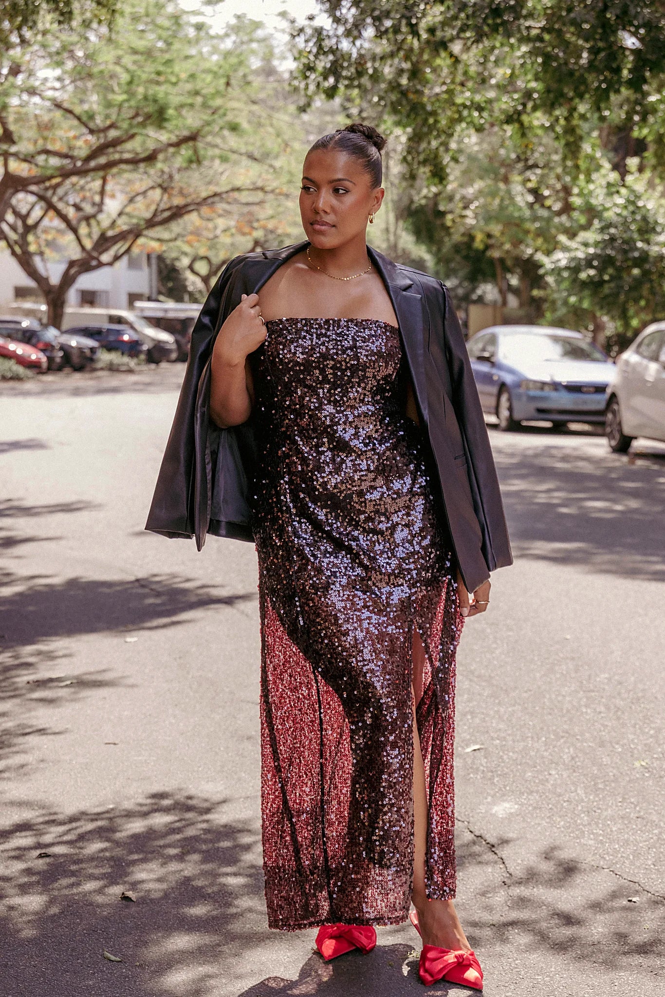 Straight strapless neckline in red sequin