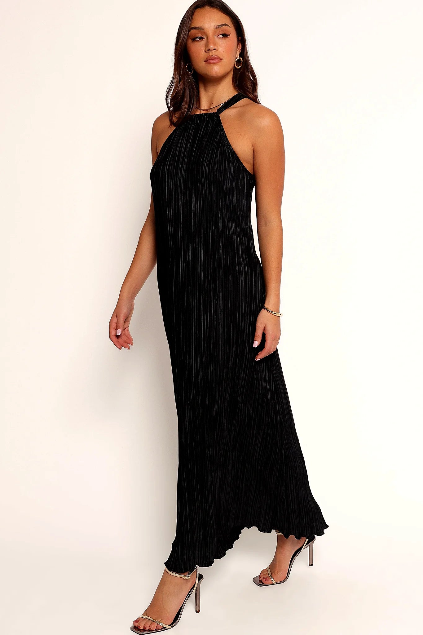 Fine vertical folds of the plisse material in black