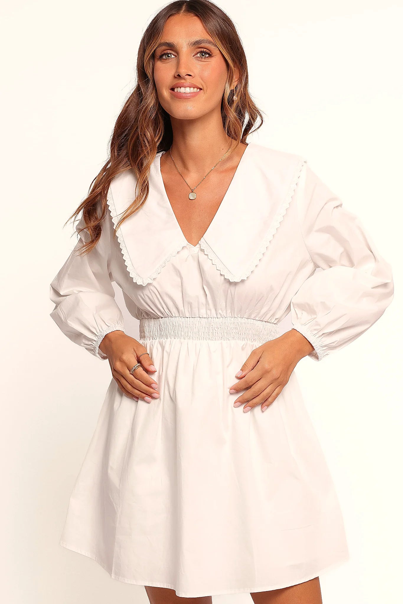 Wide collar framing the v neckline in white