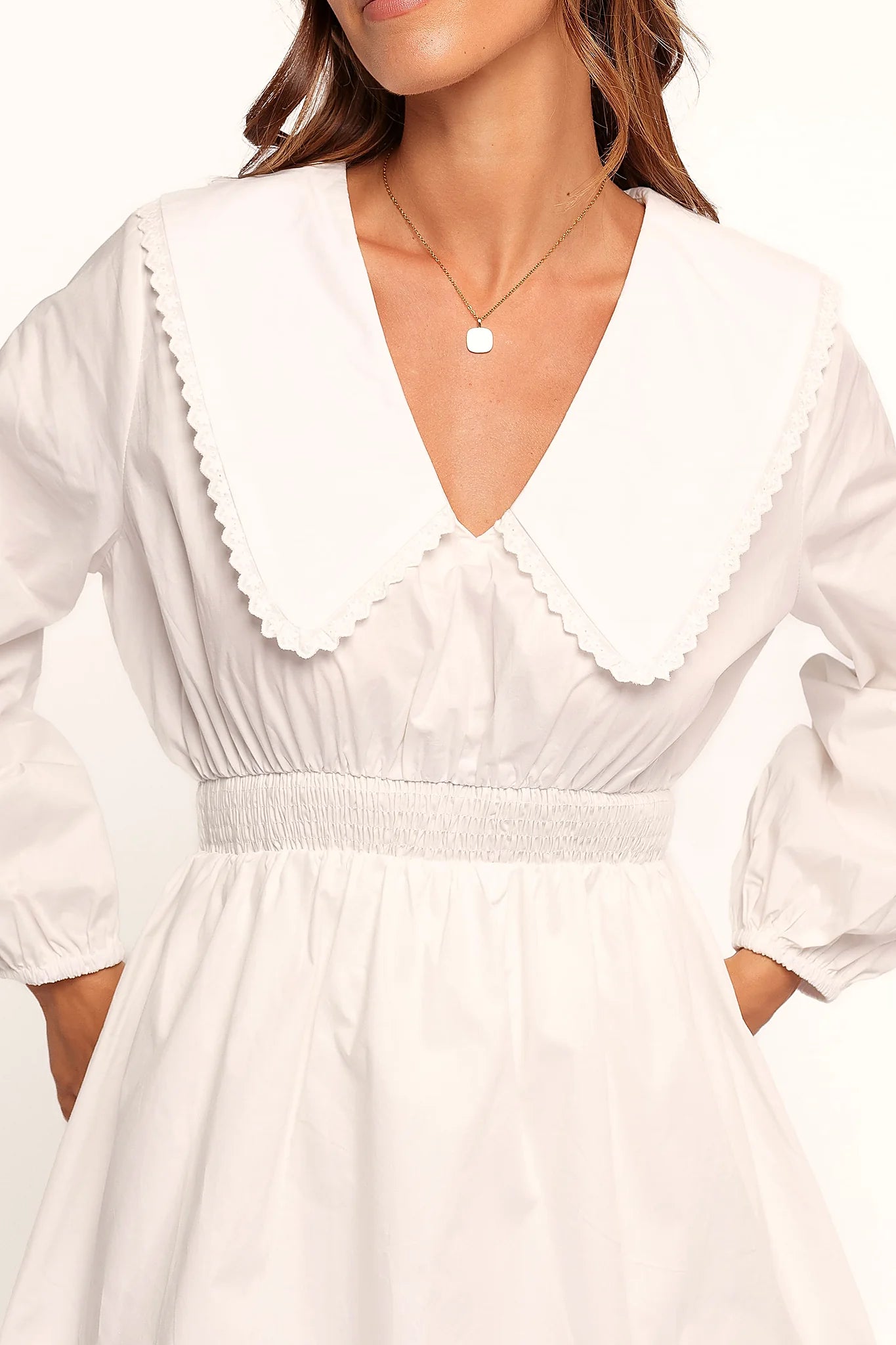 Elasticised waistband on the white cotton mini