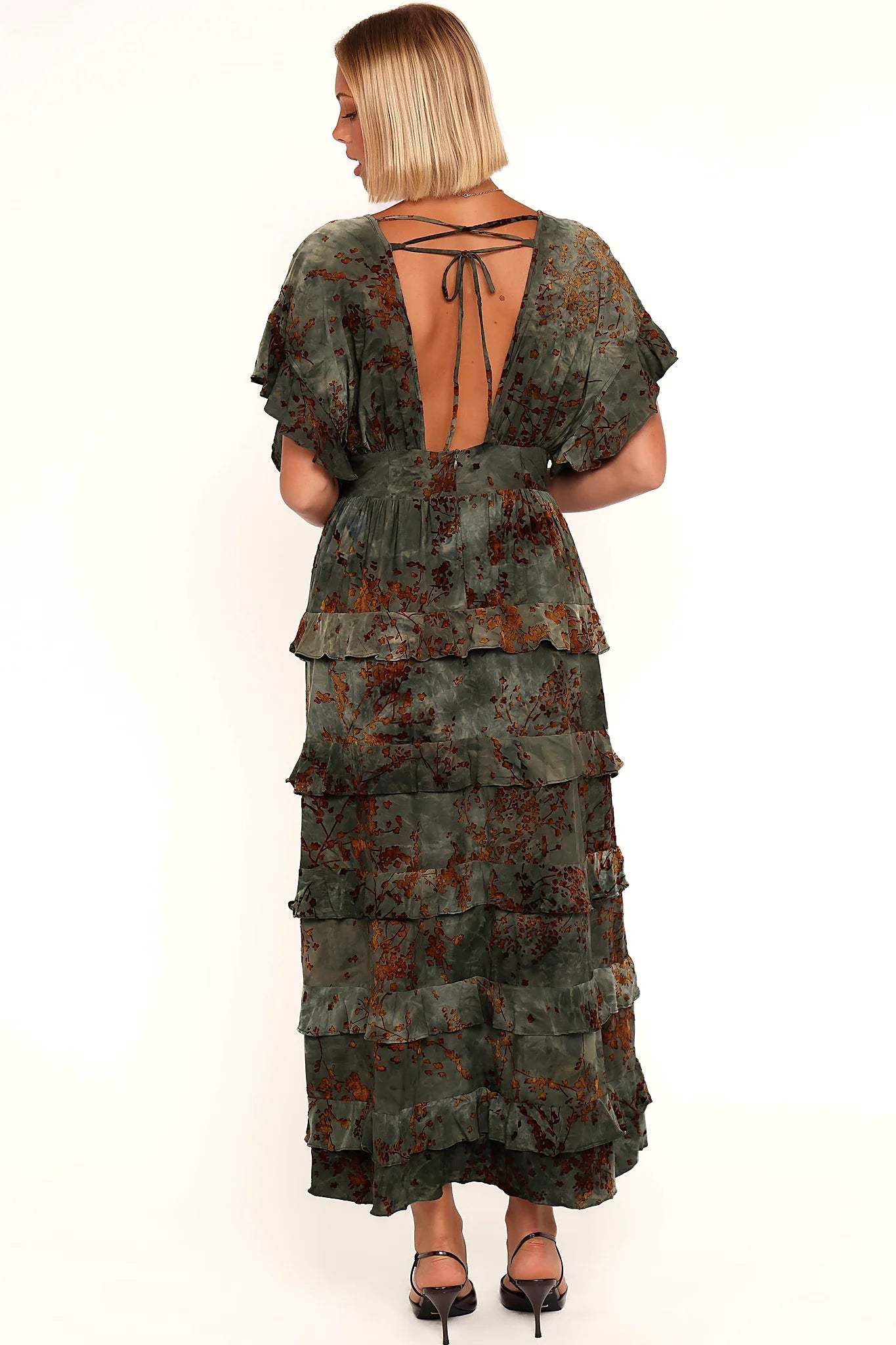 Crossover tie at the back of the velvet dress